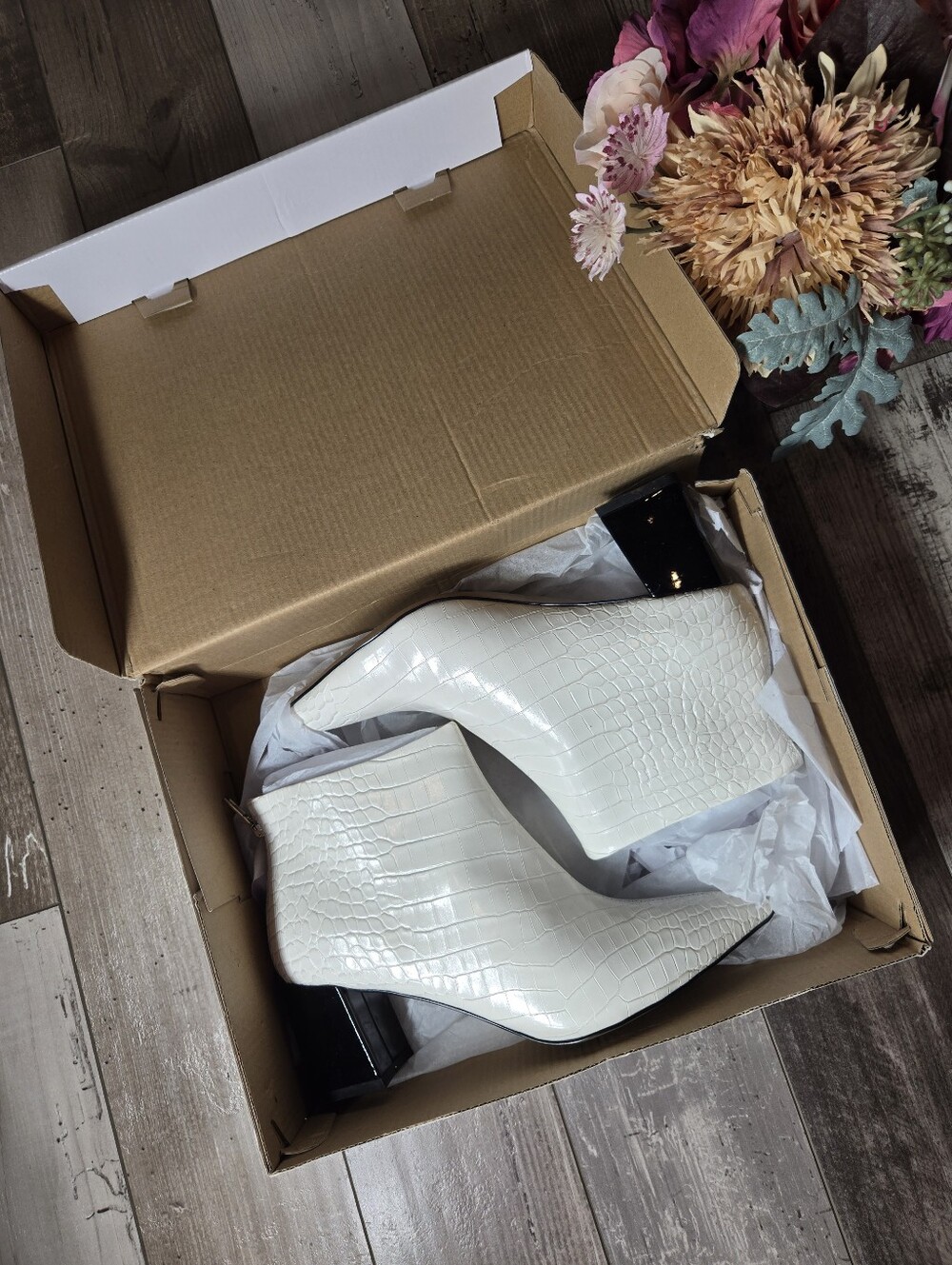 NWT VHNY Croc Embossed White Heeled Ankle Booties – Women’s Size 8